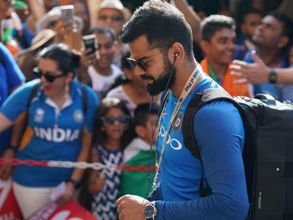 ఓపెన్ టాప్ బస్సుపై ఫ్యాన్స్ హల్ చల్: ఓవల్‌కు చేరుకున్న ఇరు జట్లు