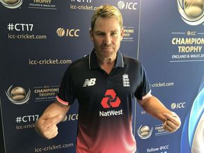 ఇంగ్లాండ్ జెర్సీ వేసుకున్నాడు: మాట నిలబెట్టుకున్న షేన్ వార్న్