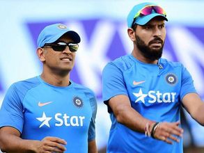 కోచ్ లేడు కాబట్టి: యువ క్రికెటర్లకు ధోనీ, యువీ మార్గ నిర్దేశం