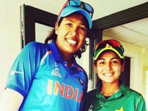 12 ఏళ్ల తర్వాత కలిశా: స్ఫూర్తినిచ్చిన గోస్వామిని కలవడంపై పాక్ పేసర్