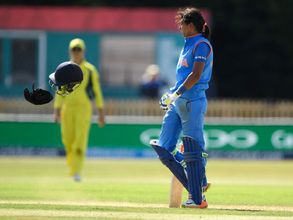 హెల్మెట్ తీసి నేలకేసి కొట్టిన కౌర్: ఏడ్చేసిన దీప్తి శర్మ (వీడియో)