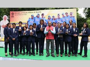 ఢిల్లీలో రూ.50 లక్షల చెక్కులను అందుకున్న మిథాలీ సేన