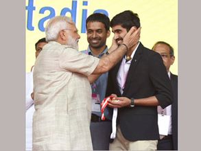 కిదాంబి శ్రీకాంత్‌కు ప్రధాని మోడీ ఆప్యాయ పలకరింపు (ఫోటో)