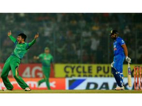 రోహిత్ శర్మ 'సాధారణ బౌలర్' వ్యాఖ్యలపై పాక్ పేసర్ స్పందన