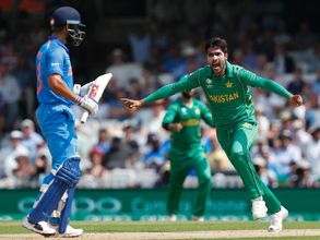 వరల్డ్ బెస్ట్ బ్యాట్స్‌ మెన్ కోహ్లీ: నెటిజన్లతో ఆమీర్ సమాధానం