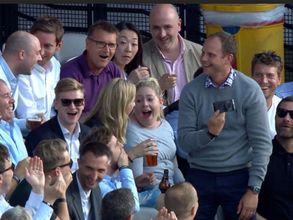 టీ20: అభిమాని ఫోన్ పగలగొట్టిన సంగక్కర, వీడియో వైరల్