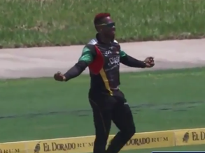 సూపర్ మ్యాన్‌లా: క్రికెట్ చరిత్రలోనే అద్భుతమైన క్యాచ్ (వీడియో)