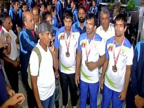 డెఫ్‌లింపిక్స్‌: స్వాగత ఏర్పాట్లు లేవని ఢిల్లీ ఎయిర్ పోర్టులో అథ్లెట్ల నిరసన