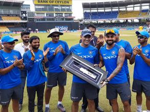 అరుదైన బహుమతి: ‘ధోనీ.. నువ్వు ఎప్పటికీ మాకు కెప్టెన్‌వే’