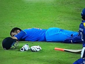 ఆట మధ్యలో గ్రౌండ్‌లో ధోనీ నిద్ర, ఇదీ కారణం