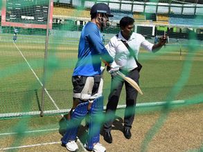 సెల్ఫీ కోసం: ప్రేమదాసలో ధోని ప్రాక్టీస్‌ను అడ్డుకున్న అభిమాని