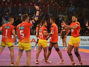 ప్రో కబడ్డీ: ఉత్కంఠ మ్యాచ్‌లో బెంగళూరుని చిత్తు చేసిన గుజరాత్