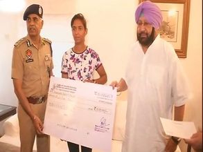 డీఎస్పీగా హర్మన్‌ప్రీత్‌: రూ.5 ల‌క్ష‌ల చెక్ అంద‌జేసిన సీఎం