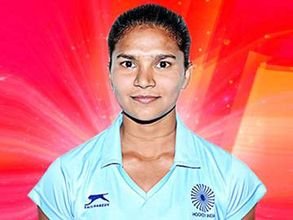 రైలుకి ఎదురుగా వెళ్లి మహిళా హాకీ జట్టు ప్లేయర్ ఆత్మహత్య