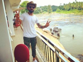 ఏనుగుల జలకాలాట: వాగులో సందడి చేసిన కోహ్లీ, అనుష్క