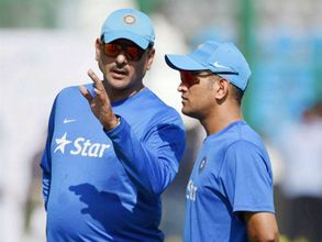 ధోని No.1 కాదు: తక్కువ చేసి మాట్లాడని శాస్త్రి, తీవ్ర విమర్శలు