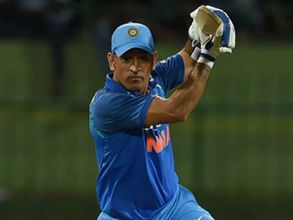 ఆటను చూస్తున్నావా?: ఎమ్మెస్కేపై ధోని ఫ్యాన్స్ ఎగతాళి వ్యాఖ్యలు