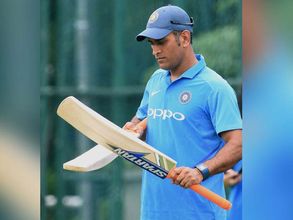 300వ వన్డే ఆడబోతున్న ధోనికి క్లార్క్ స్పెషల్ మెసేజ్