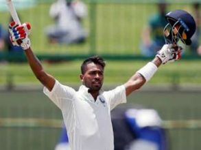 చాప చుట్టేశారు: భారత్ దెబ్బకు 135కే కుప్పకూలిన లంక.. ఫాలో ఆన్ షురూ!