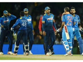 ఘోర ఓటమి: లంక క్రికెటర్ల బస్సును అడ్డుకున్న ఫ్యాన్స్