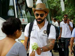 కోహ్లీ కొత్త స్టైల్, రెడ్ టీషర్ట్‌లో ధోని: దంబుల్లా చేరుకున్న టీమిండియా