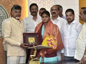 చంద్రబాబు నజరానా: జ్యోతి సురేఖకు రూ.కోటి, ఇంటి స్థలంతో పాటు ఉద్యోగం