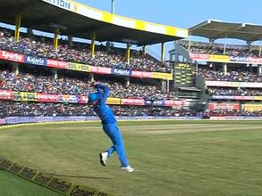 బౌండరీ లైన్ వద్ద పాండే సెన్షేషనల్ క్యాచ్ (వీడియో)