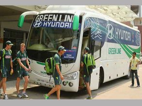 హై అలర్ట్: ఆసీస్ క్రికెటర్లు ప్రయాణిస్తున్న బస్సుపై రాళ్ల దాడి