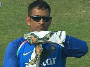 దటీజ్ ధోని...: డీఆర్ఎస్ అప్పీల్‌తో ఆశ్చర్యపోయిన కోహ్లీ (వీడియో)