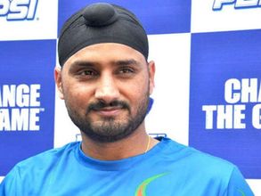 నాణ్యమైన ఆటగాళ్లు లేరు, మళ్లీ బ్యాట్ పట్టు: క్లార్క్‌తో భజ్జీ