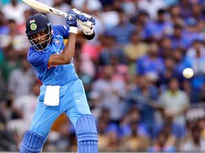 4వ వన్డే: పాండ్యా బాదిన సిక్స్‌కు అభిమాని దవడ పగిలింది