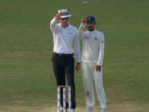 సరదా సన్నివేశం: అంఫైర్‌ని అనుకరించి నవ్వులు పూయించాడు