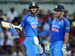 తొలి వన్డే పాండ్యా, ధోని షో మాత్రమే: మ్యాచ్ హైలెట్స్ (ఫోటోలు)