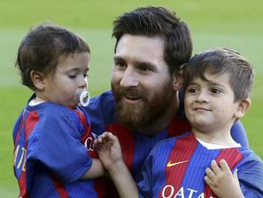 పిల్లాడికి ఆటోగ్రాఫ్: గొప్ప మనసుని చాటుకున్న మెస్సీ (వీడియో)
