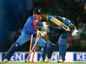 టీ20: రెప్పపాటు కన్నా తక్కువ సమయంలో ధోని స్టంపింగ్ (వీడియో)