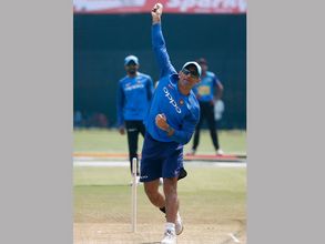 టీమిండియాకు కొత్త స్పిన్నర్: బౌలర్‌గా ధోని (వీడియో)