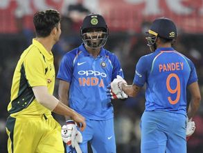 పాండ్యాకు ప్రమోషన్, ధోనికి డిమోషన్‌‌పై ఫ్యాన్స్ మండిపాటు