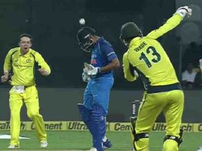 టార్గెట్ రోహిత్ శర్మ తల: బంతి విసిరిన ఆసీస్ కీపర్ (వీడియో)