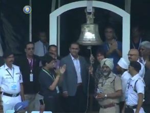 అరుదైన గౌరవం: ఈడెన్‌లో బెల్ మోగించిన సెహ్వాగ్‌, గోస్వామి (వీడియో)