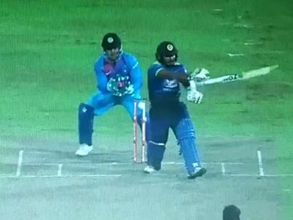 టీ20: బ్యాట్ వదిలేసిన మునవీర, బుమ్రాకి తప్పిన పెను ప్రమాదం (వీడియో)