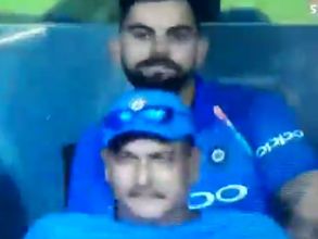 అచ్చం స్మిత్‌లా భుజాలు ఎగరేసిన కోహ్లీ: నెట్‌లో వీడియో వైరల్