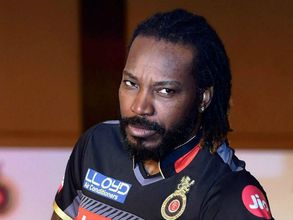 మహిళా మసాజ్ థెరపిస్ట్‌తో గేల్ వెకిలి చేష్టలు: పరువు నష్టం దావా