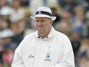 లిక్కర్ షాపులో దొంగతనం: మాజీ టెస్టు అంపైర్ చేతివాటం