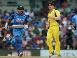 వికెట్ల మధ్య పరిగెత్తడంలో ధోని అరుదైన రికార్డు (వీడియో)