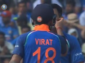 ధోని కంట్లో నలుసుని తొలగించిన కోహ్లీ: వీడియో వైరల్