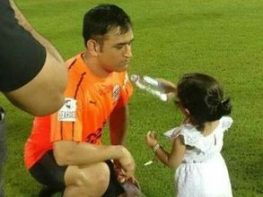 అలసిన ధోనికి వాటర్ ఇచ్చిన జీవా: వీడియో వైరల్