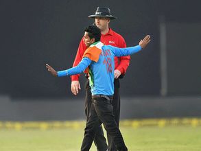 కోహ్లీ సెంచరీ: మైదానంలోకి చొచ్చుకొచ్చిన అభిమాని, అడ్డుకున్న అంఫైర్