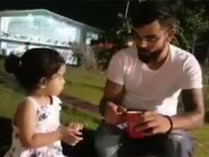 జీవా ముద్దు ముద్దు మాటలకు ఫిదా అయిన కోహ్లీ (వీడియో)