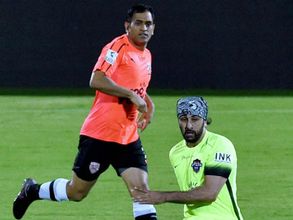 పుట్‌‌బాల్ మ్యాచ్‌లో మెరిసిన ధోని: విజయం కోహ్లీ సేనదే