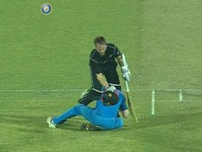 పాండ్యాను ఢీ కొట్టిన విలియమ్సన్: చేతికి గాయం (వీడియో)